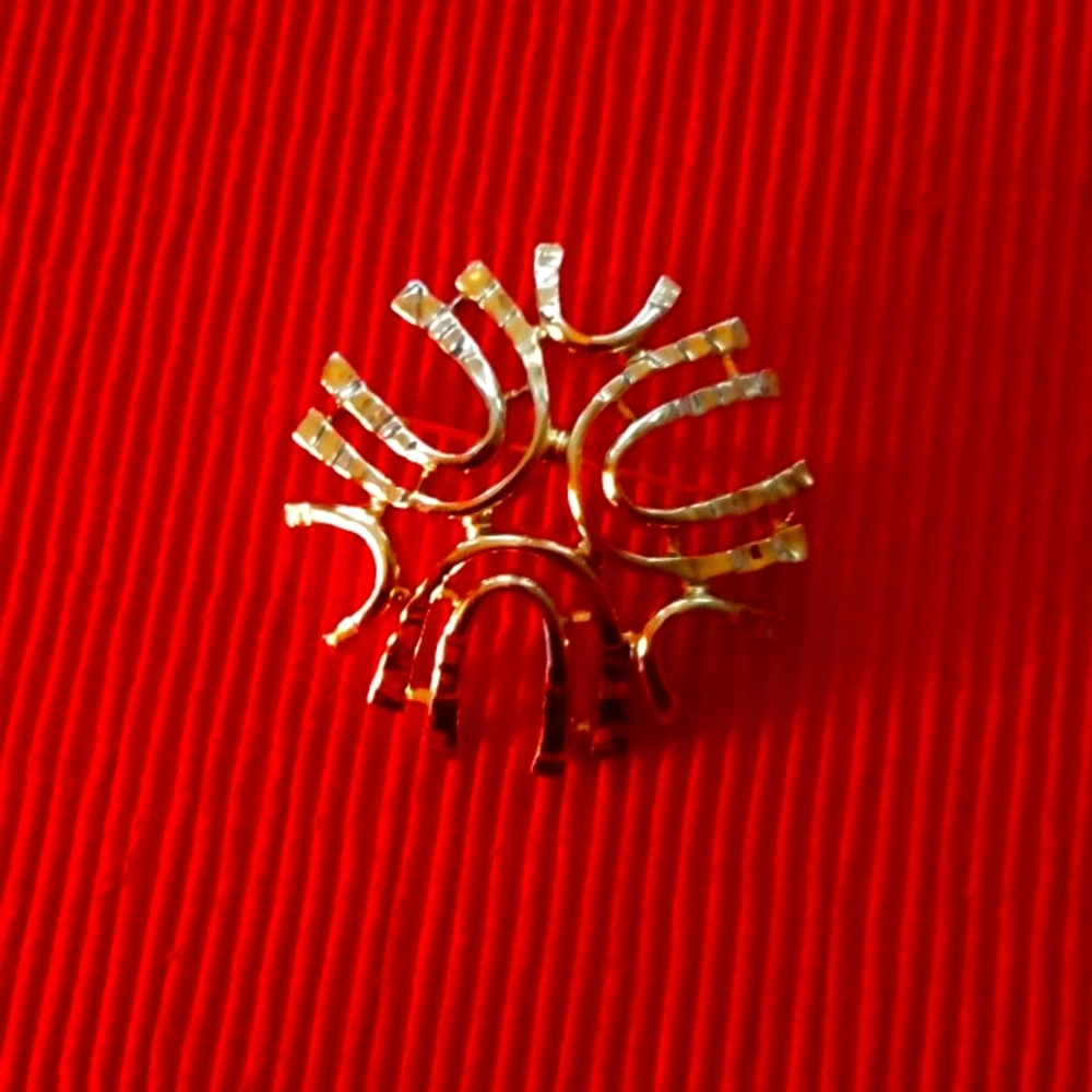 ♥️SARAH COVENTRY Goldtone Geometric Domed Brooch - Picture 1 of 4
